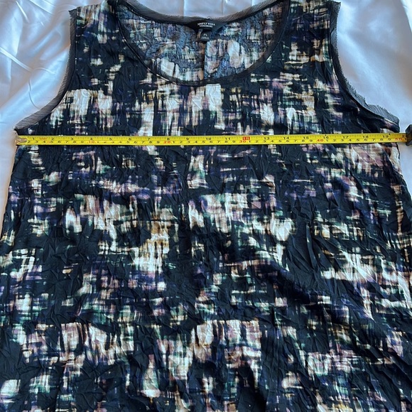 Black patterned Simply Vera petite top. - Picture 4 of 5